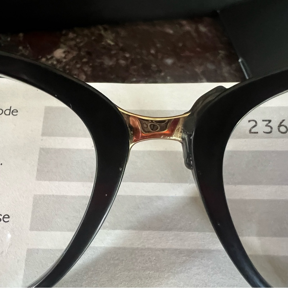 COA VERSACE Box comes with glasses frame that’s damaged - Picture 10 of 14